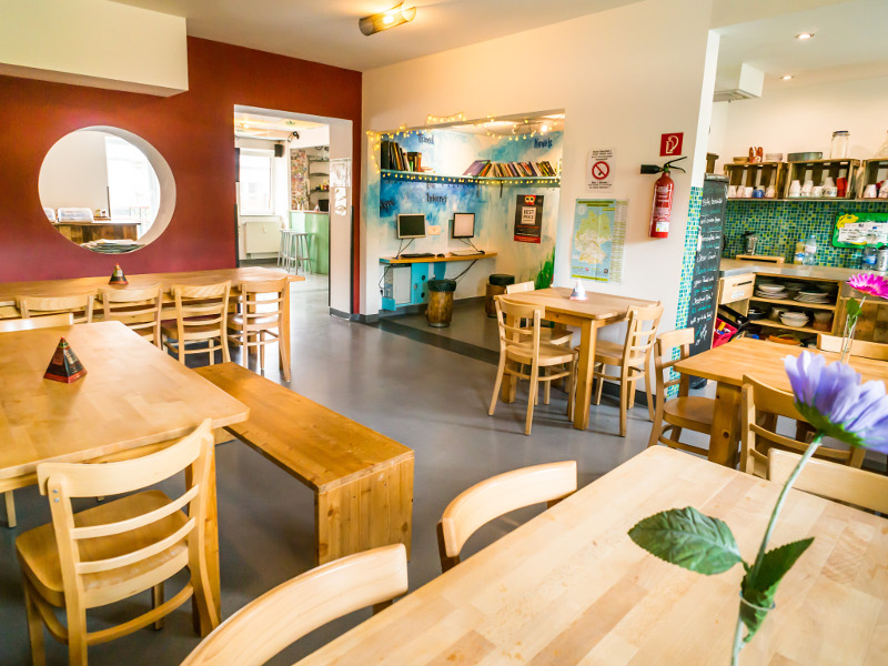 https://www.babelfish-hostel.de/media/Galeryhostel/002 hostel common room.jpg